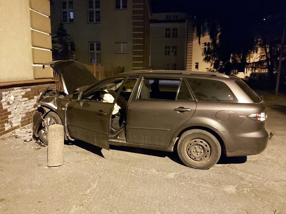Elbląg: Pijany kierowca wjechał w budynek mieszkalny