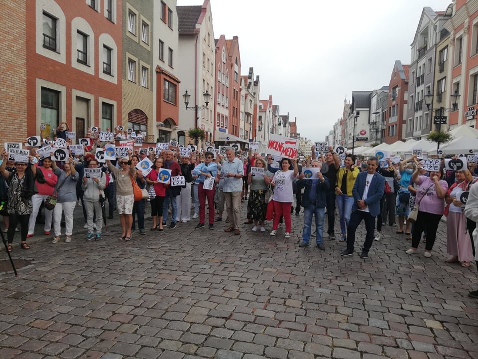 Elbląg: Protest KOD w obronie wolnych mediów [ZDJĘCIA] 