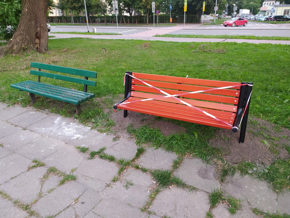 Miasto wymienia kolejne ławki i kosze na śmieci