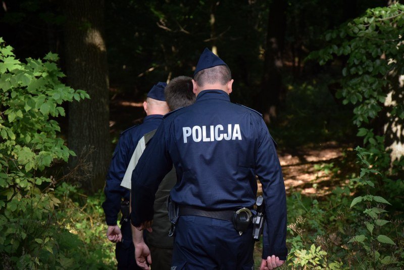 Zgubili się podczas romantycznego spaceru. Na pomoc ruszyli policjanci i leśnicy