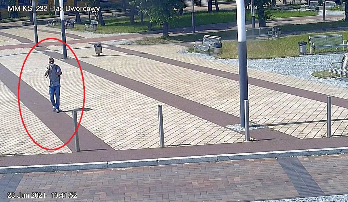 Kim jest ten mężczyzna? Jeżeli go rozpoznajesz, powiadom policję [VIDEO]