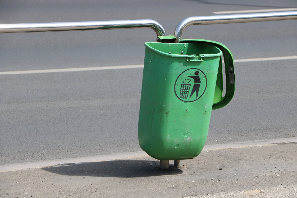 Na polecenie oszustów wrzucił 100 tysięcy złotych do śmietnika