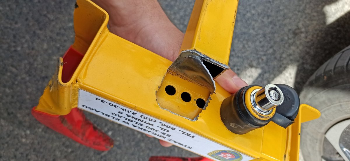 Uszkodzona blokada samochodowa. Uszkodzony pojazd