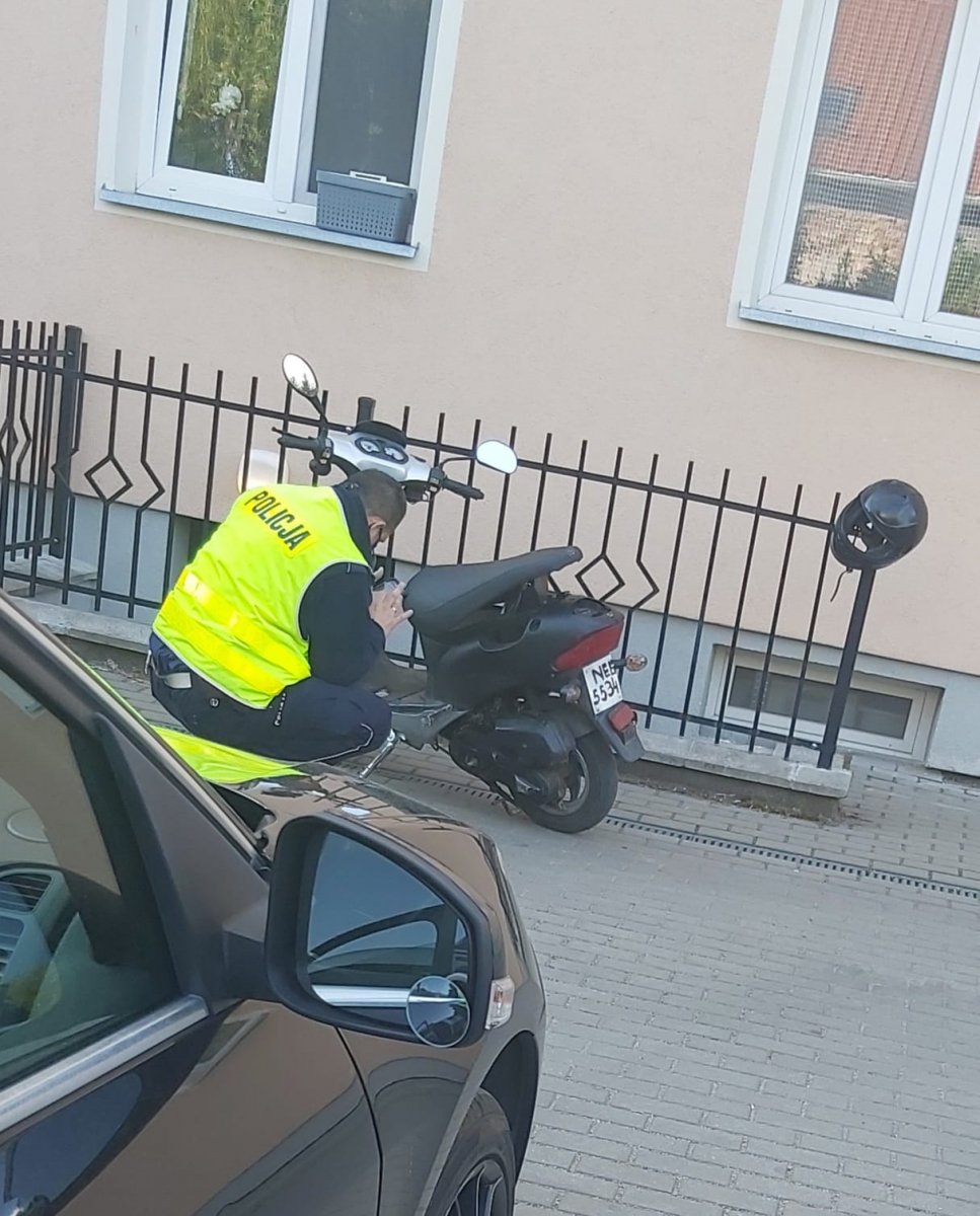 Jechał skradzionym skuterem i był pijany