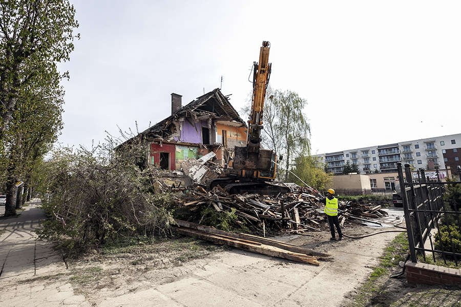Rozbiórka budynku przy Komeńskiego [ZDJĘCIA]