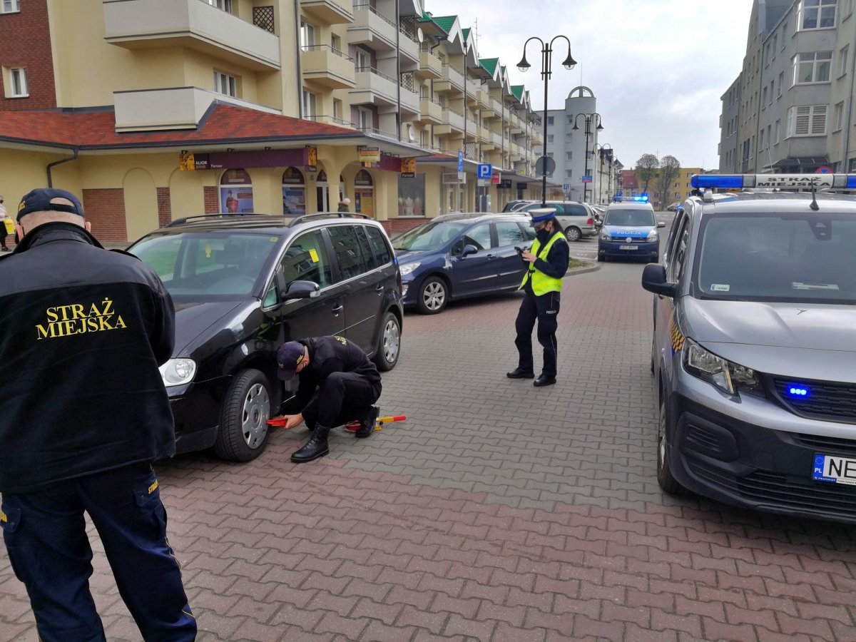 Policja ze strażą miejską kontrolują źle zaparkowane samochody