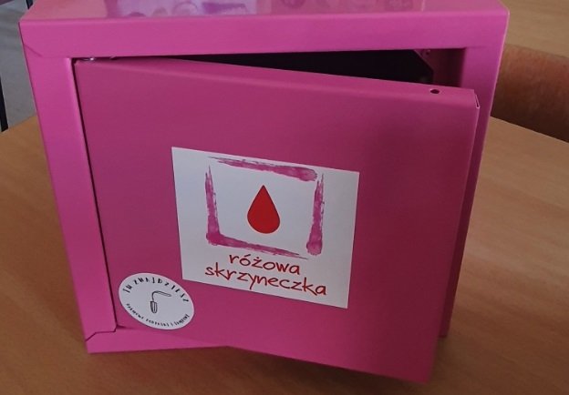 Różowa skrzyneczka na ratunek uczennicom
