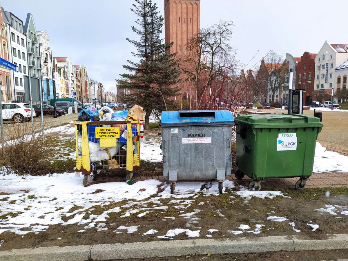 Pełno śmieci na starówce