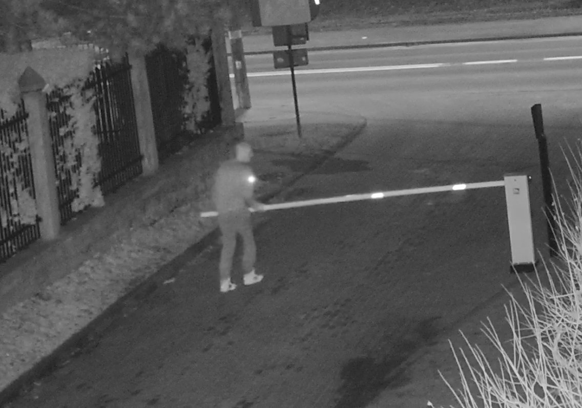 Poszukiwany mężczyzna, który uszkodził szlaban [VIDEO]