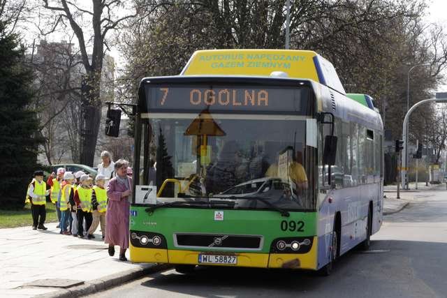 Korekty w rozkładach jazdy, dodatkowe kursy i wydłużona linia 17