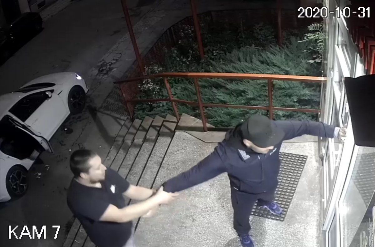 Wybili szybę w lokalu. Pomóż ustalić ich tożsamość