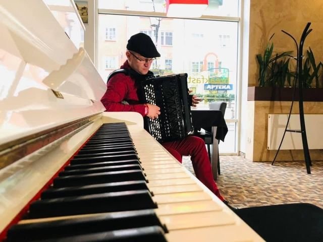 Robert Furs zabierze nas w muzyczną podróż bez wychodzenia z domu
