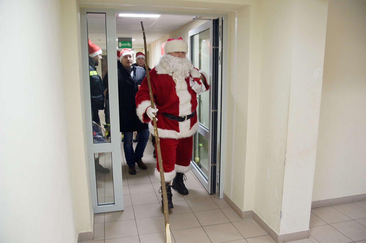 Świąteczne spotkania ze strażackim Mikołajem