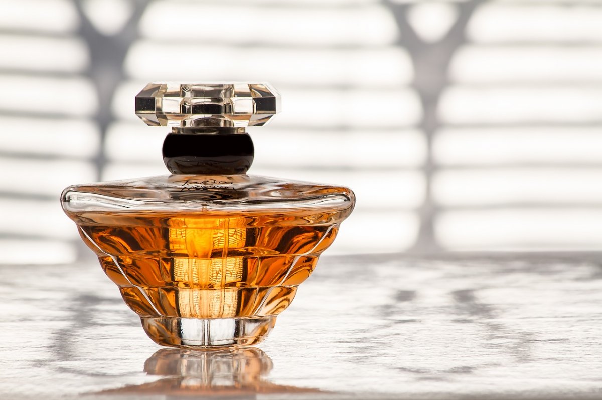 Luksusowe perfumy w obniżonych cenach? Zobacz, jaka perfumeria oferuje rabaty!