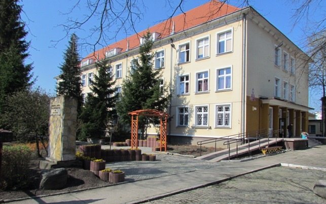 Uczniowie z klasy mundurowej na zajęciach z bezpieczeństwa w EUH-E