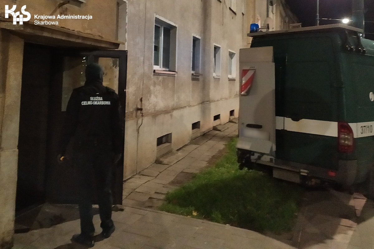 Automaty i narkotyki w prywatnym mieszkaniu [ZDJĘCIA]
