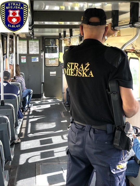 Strażnicy kontrolują transport publiczny