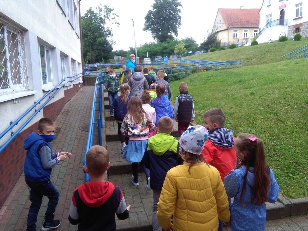 Uczniowie przyzwyczajają się do nowych zasad