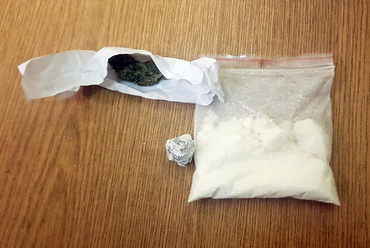 Dzielnicowi zatrzymali podejrzanych o posiadanie narkotyków
