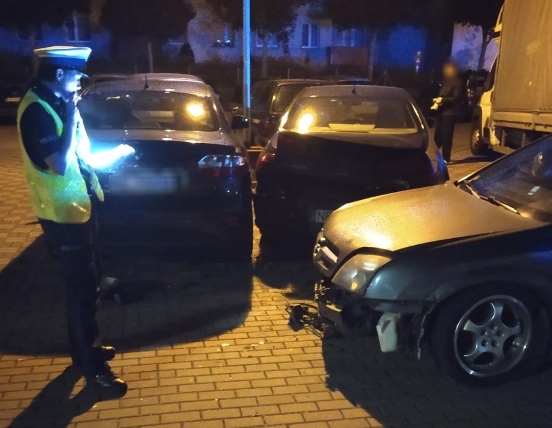 Kierując pod wpływem, uderzył w 4 inne samochody