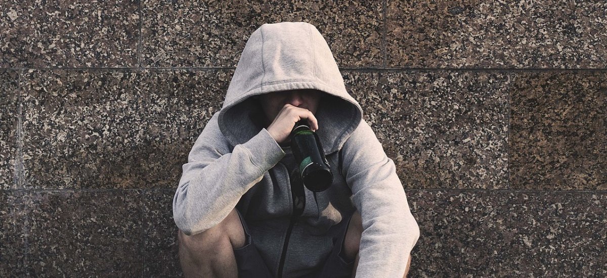 14-latek leżał przy moście. Okazało się, że jest pijany