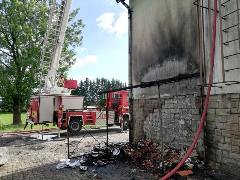 Zaczęło się od pożaru pojemników na śmieci, potem zajął się dach szkoły [ZDJĘCIA]