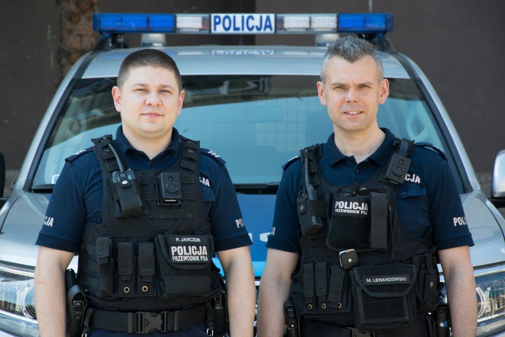 Poszedł na grzyby, złamał nogę i nie był w stanie wrócić do domu. Z pomocą przyszli policjanci