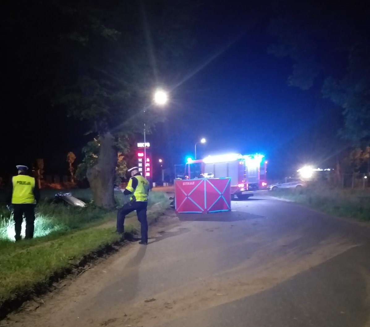 Uciekając przed policją, uderzył w drzewo. 27-latek zginął na miejscu
