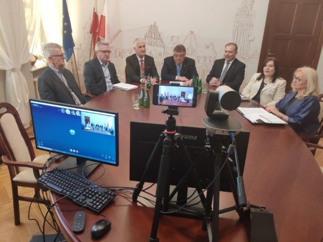 Pensje pracowników obsługi szkół jednak bez zmian?