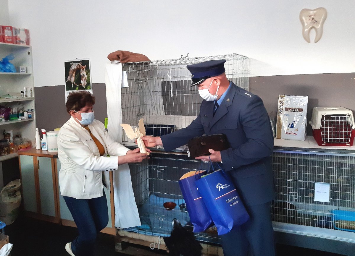 Funkcjonariusze ZK Sztum dla potrzebujących zwierząt