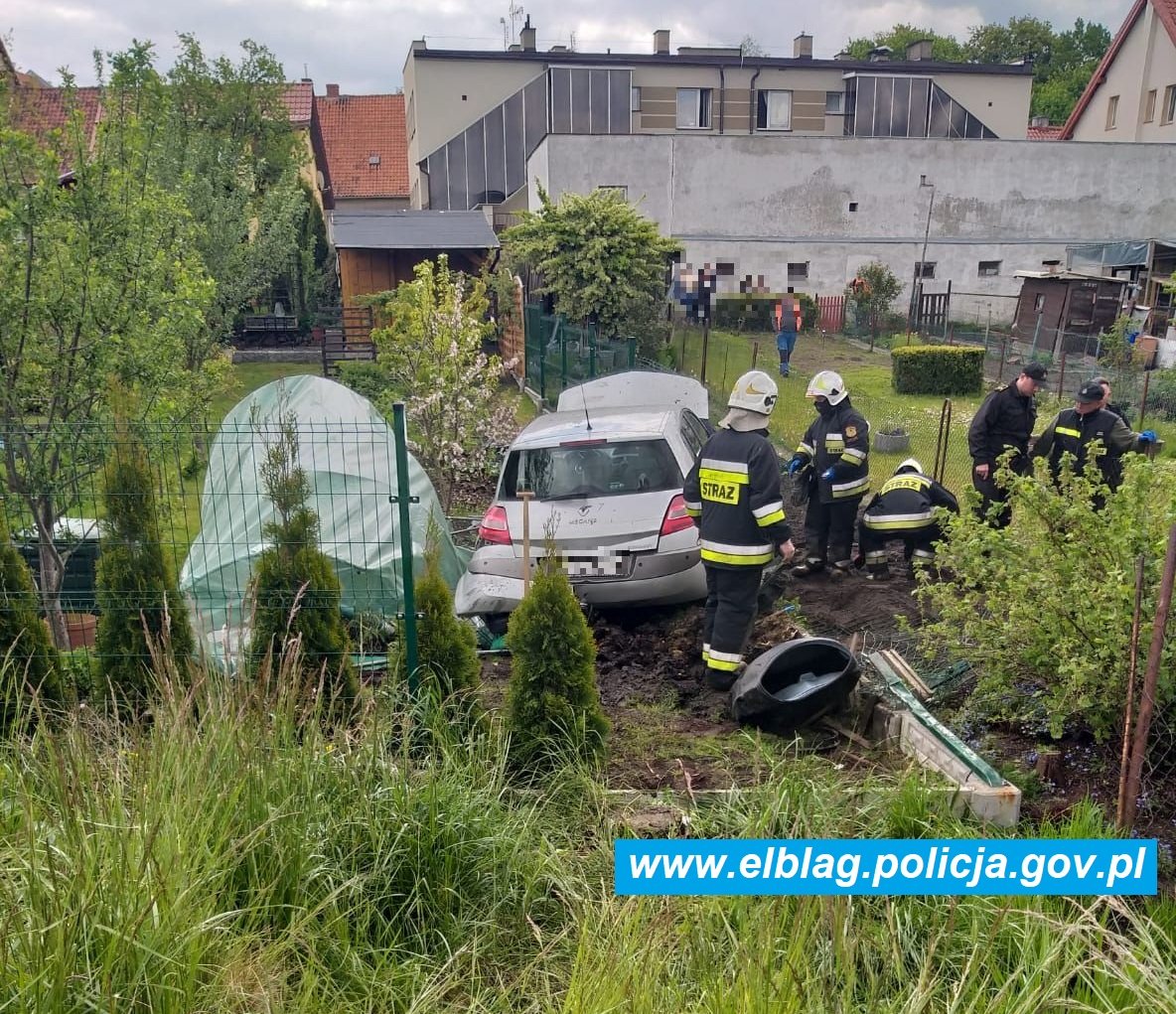 Mężczyzna zasłabł i wjechał samochodem na posesje