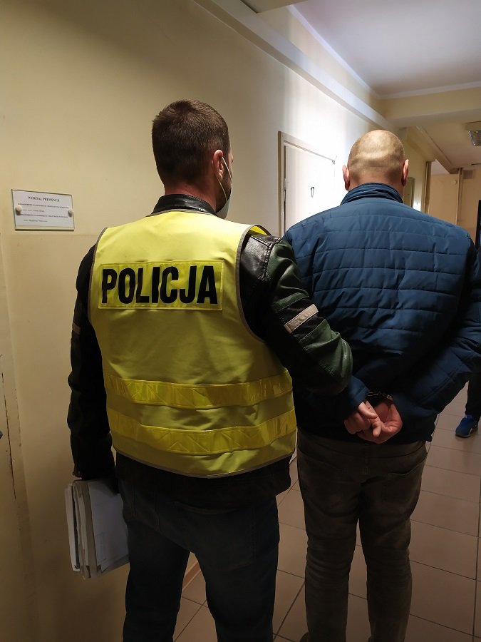 Groził kobiecie przedmiotem przypominającym broń