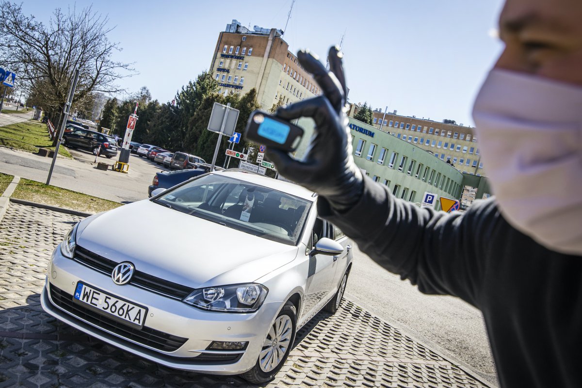 Wspomagają walkę z koronawirusem przekazując samochody medykom