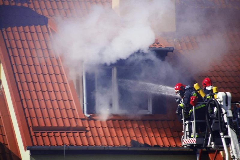 Pożar mieszkania w budynku wielorodzinnym [ZDJĘCIA]