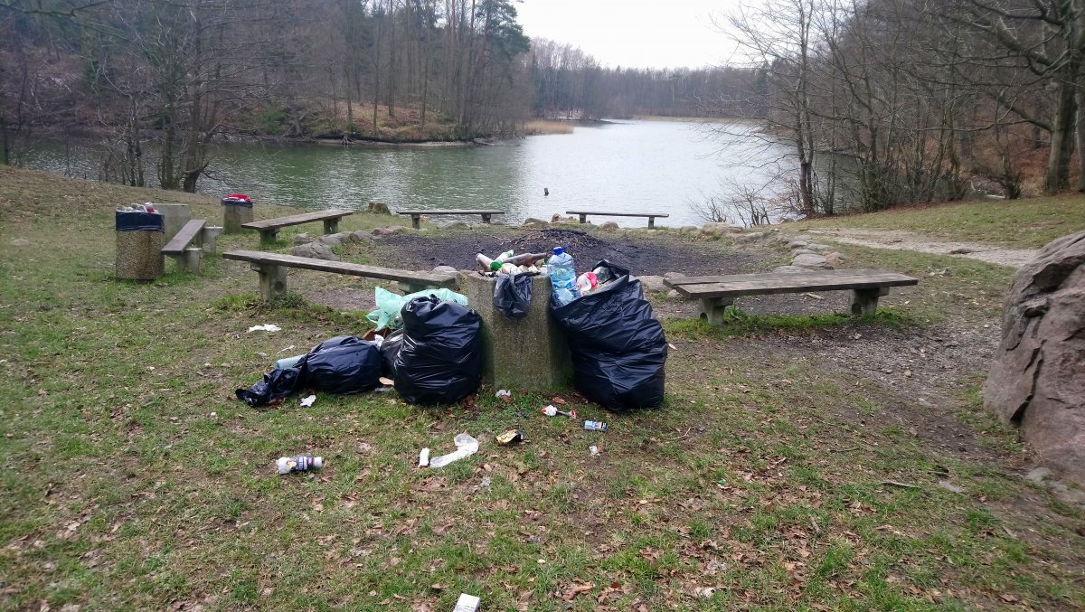 Wypoczywają i zaśmiecają