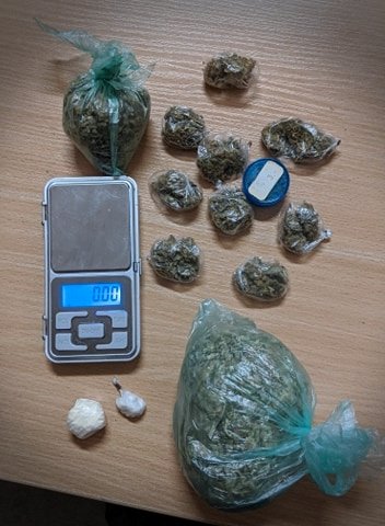 Przechodzili na czerwonym świetle. Policjanci znaleźli przy nich narkotyki