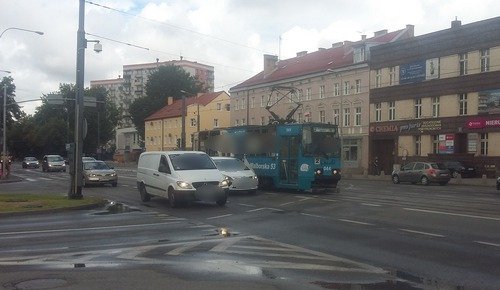 Z tramwaju wysiadali pod koła aut

