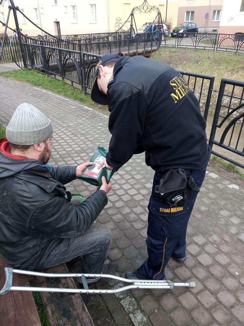 Strażnicy miejscy rozdają bezdomnym pakiety żywieniowe