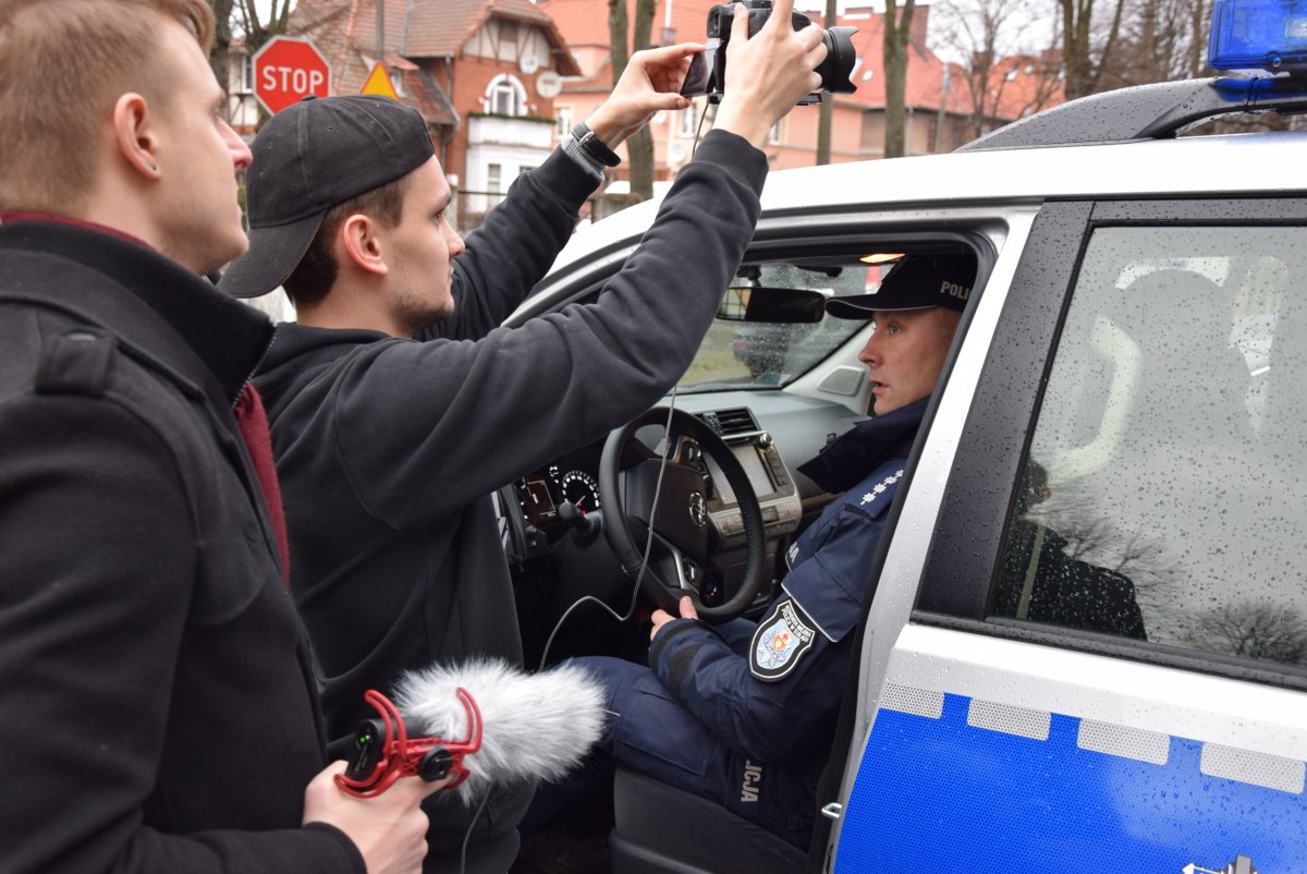 Policjanci pomogli studentom podczas zdjęć do filmu [VIDEO]