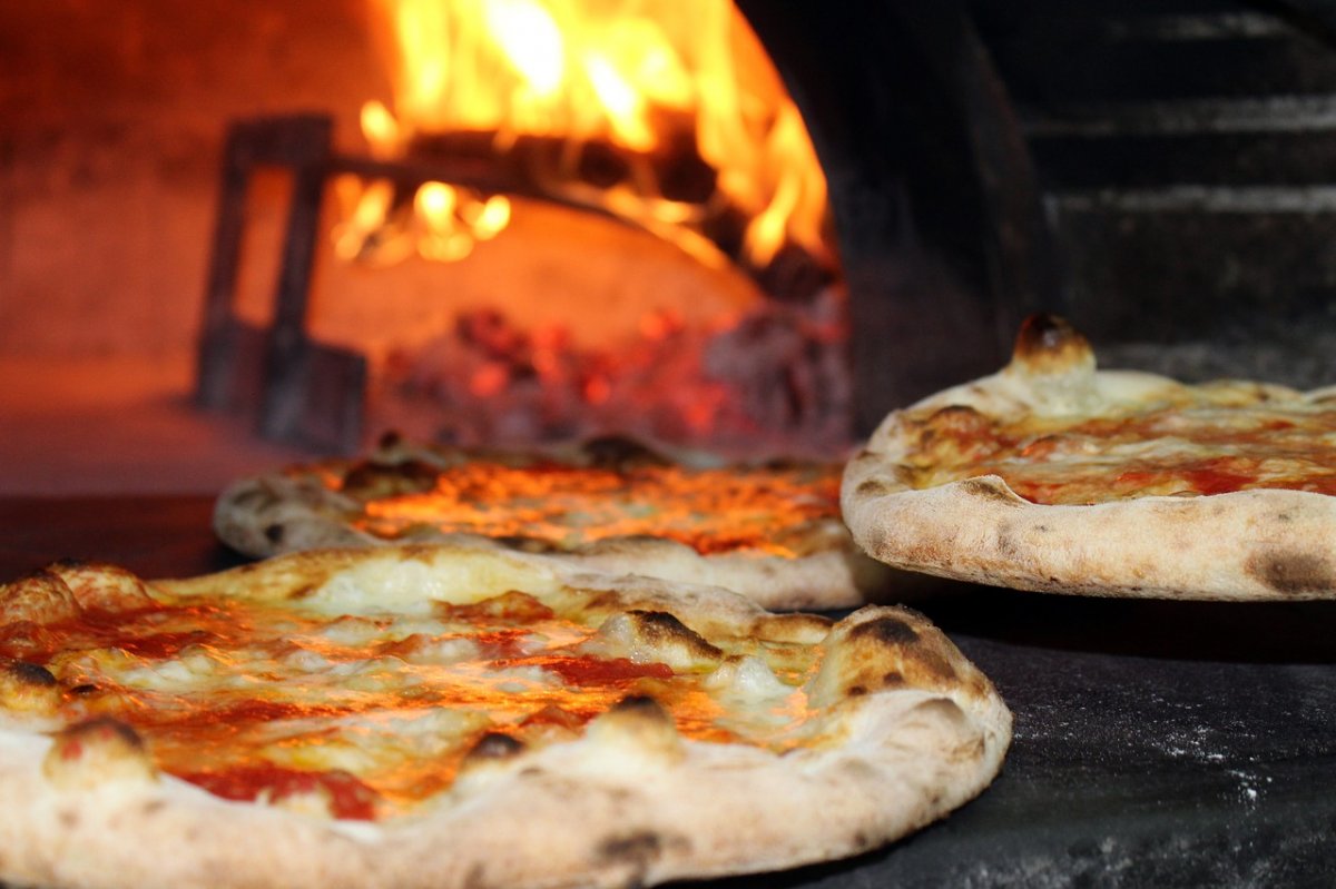 Jakie piece do pieczenia pizzy są dostępne na rynku?