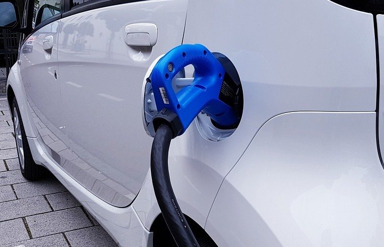 Urzędnik ładował prywatne auto z publicznego 