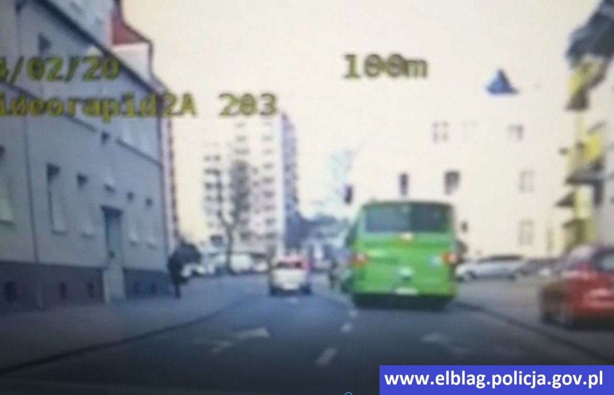Nie ustąpił pierwszeństwa pieszym – zatrzymano mu prawo jazdy [VIDEO]