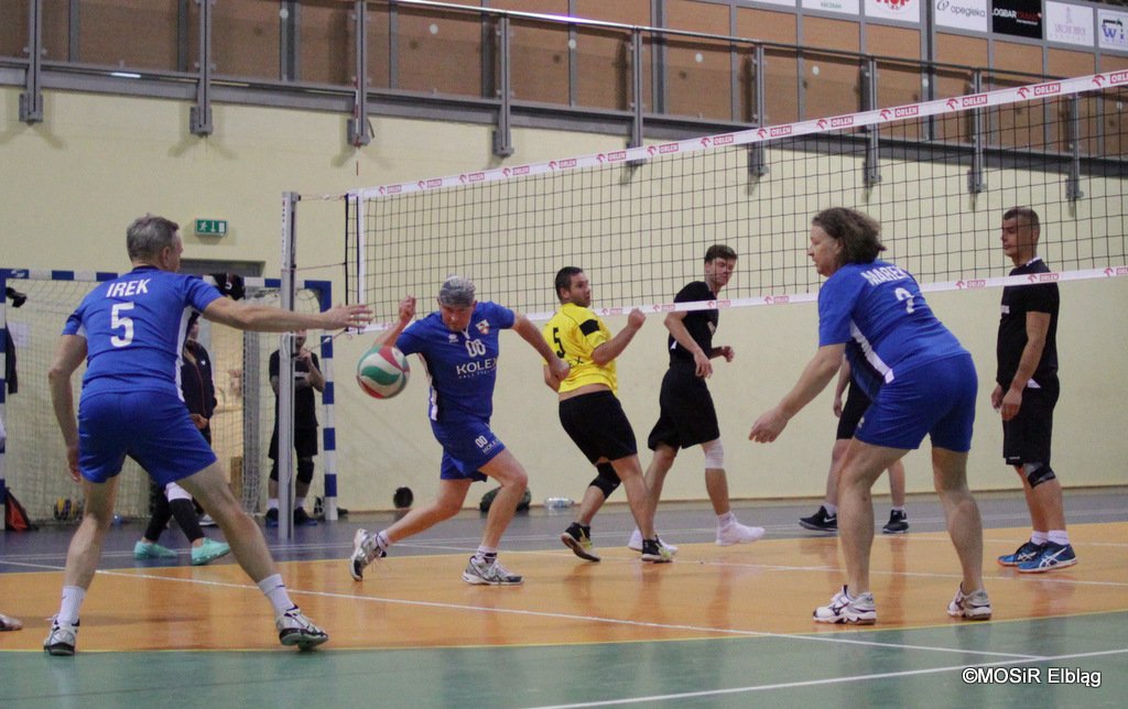 Faworyci punktują w siatkarskiej lidze MOSiR