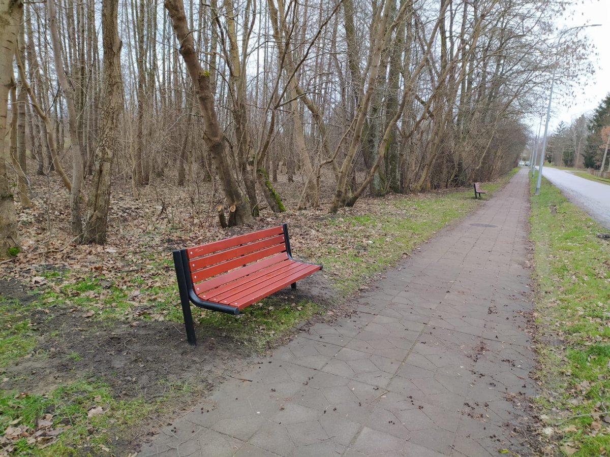 Nowe ławki przy Marymonckiej