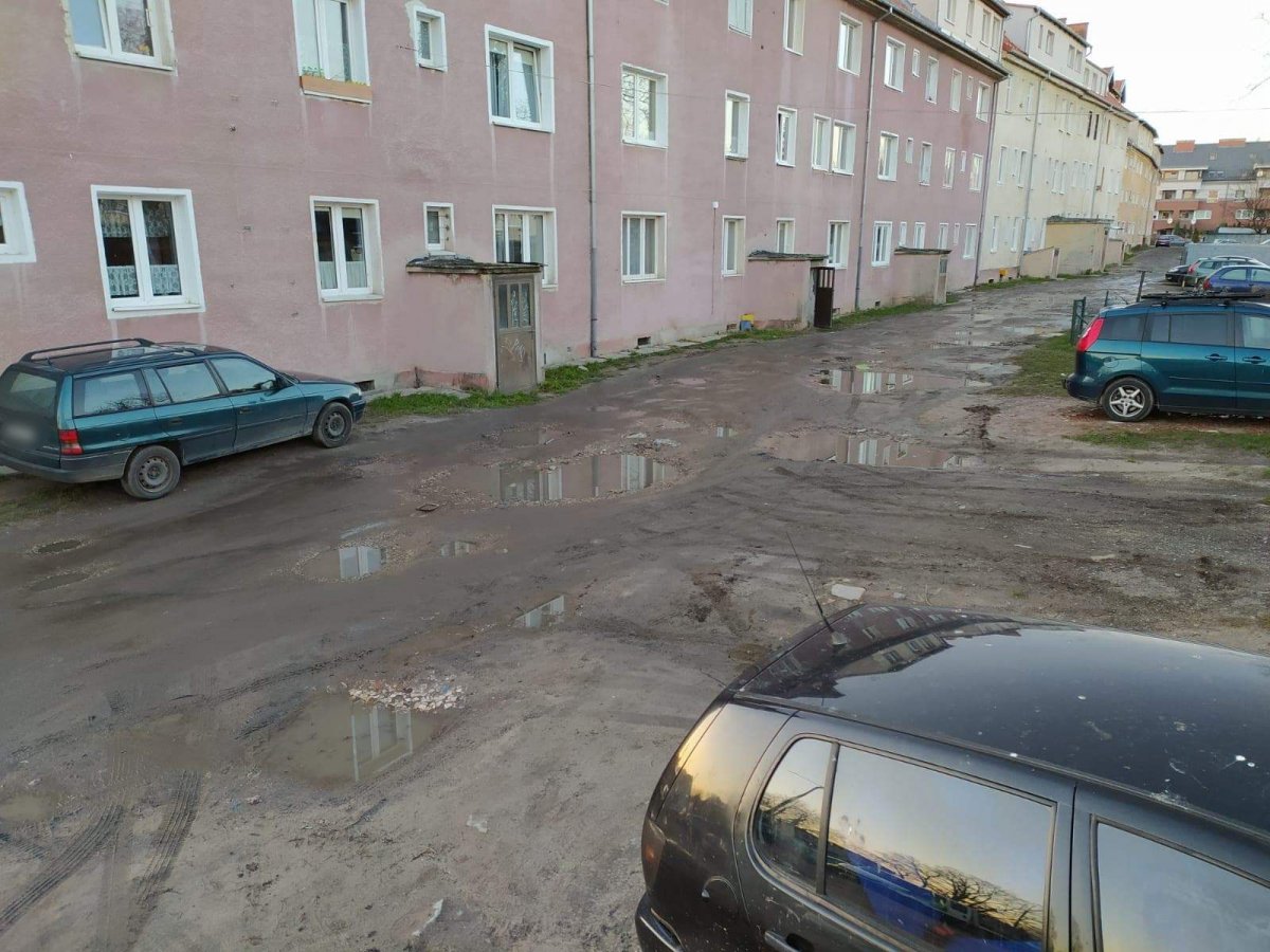 Brodzą w błocie w centrum miasta 


