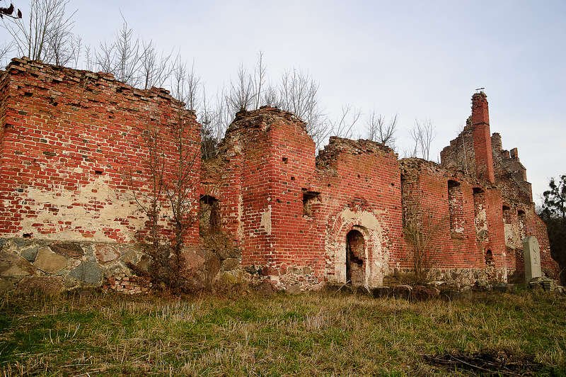 Ruiny kościoła w Ławkach [ZDJĘCIA]