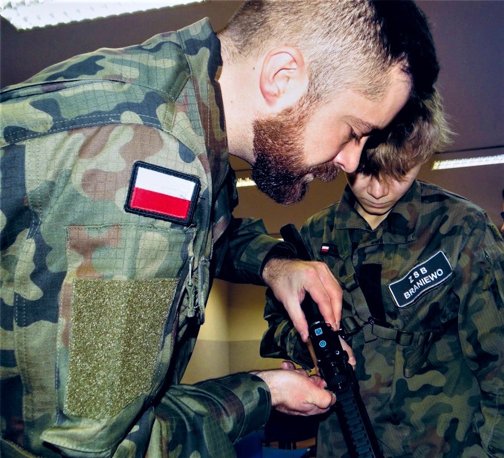 Uczniowie klas wojskowych poznają MSBS kalibru 5,56 mm 