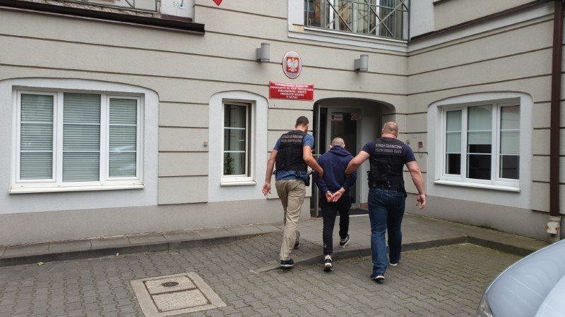 Handlowali ludźmi teraz staną przed sądem