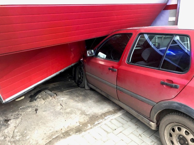 Volkswagen uderzył w budynek remizy OSP [ZDJĘCIA]