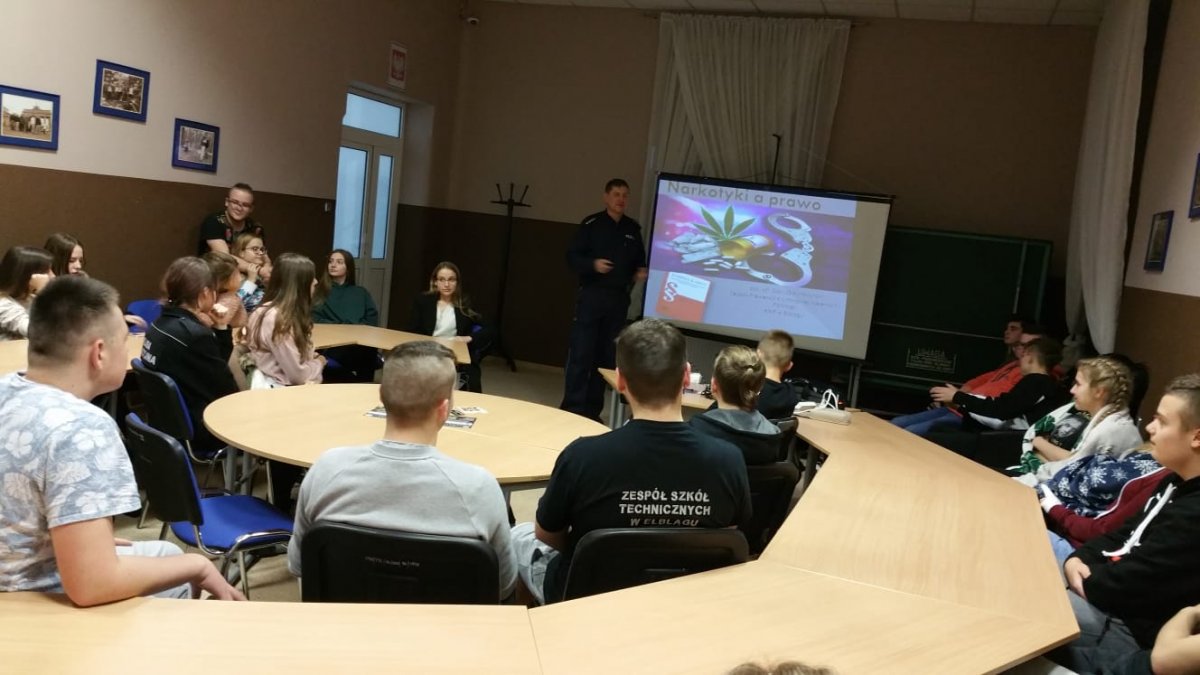 Policjanci spotkali się z młodzieżą